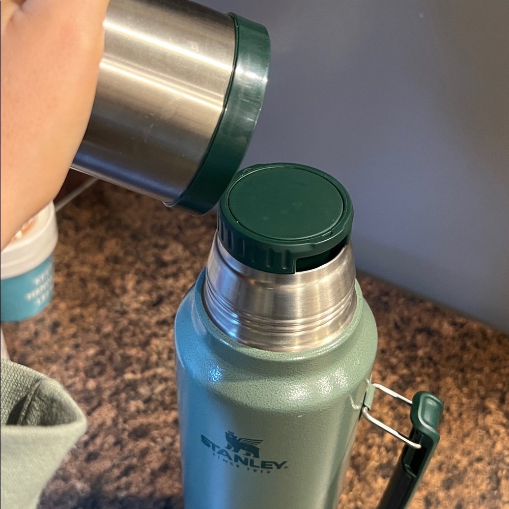 Stanley Classic Green Thermos with Handle - Picture 4 of 4